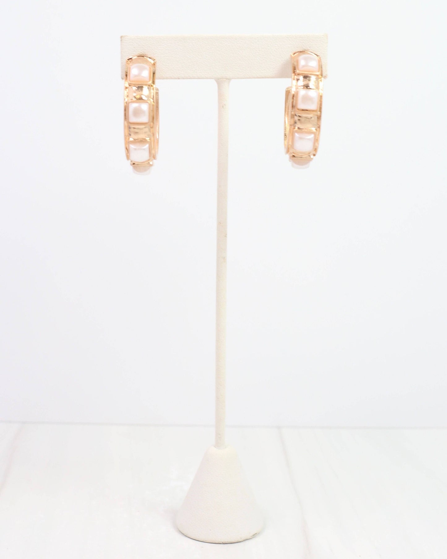 Allie Hammered Gold Earring Pearl